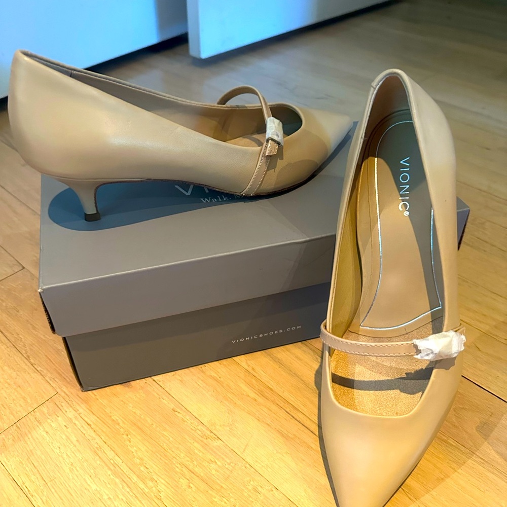 Vionic Tan /Nude Kitten Heel Maryjane Pump. NIB Kit Minnie Leather